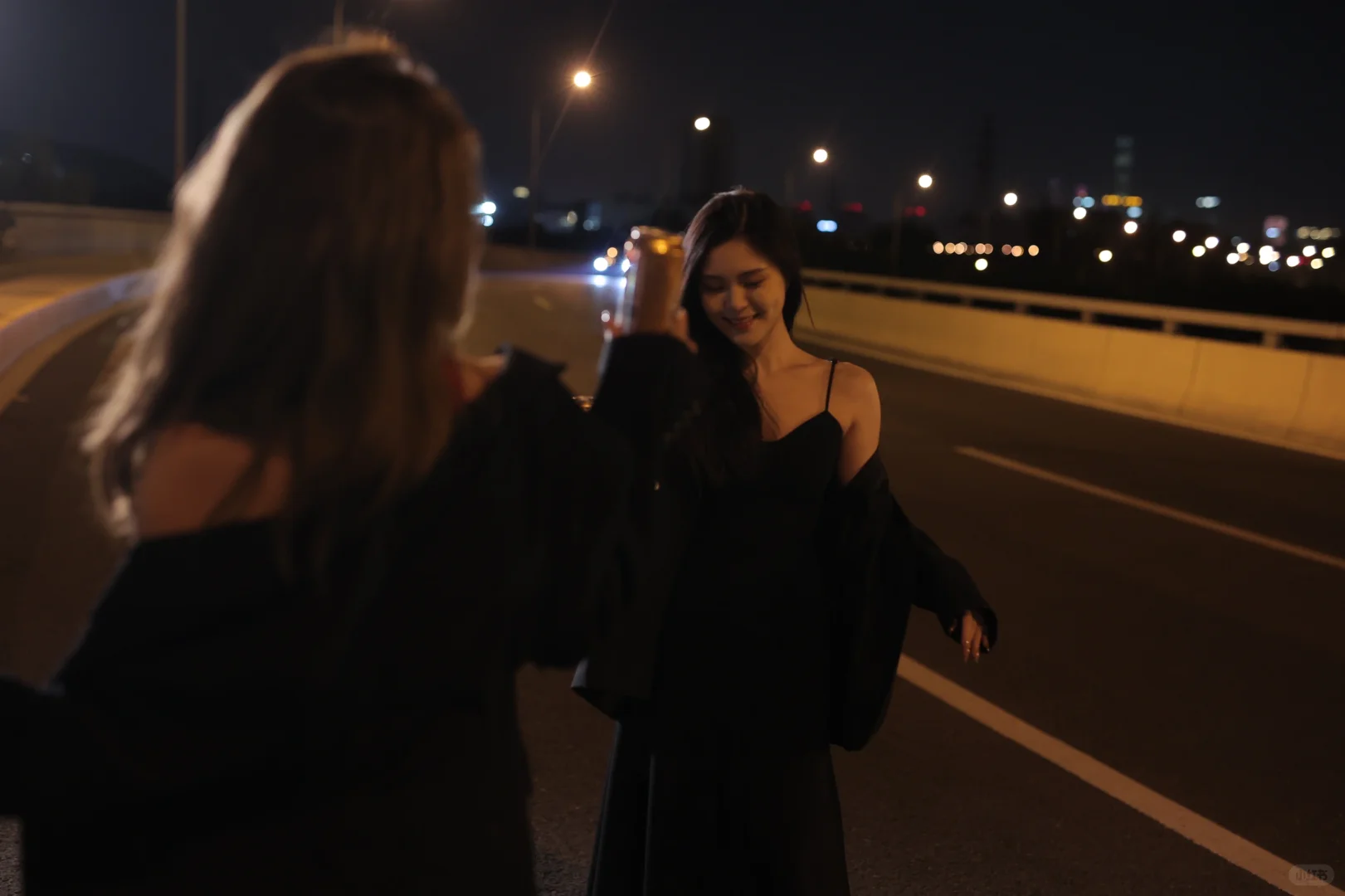 跟朋友在晚上拍的电影感照片📸