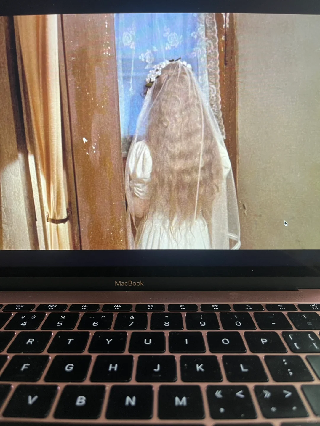 🪽拖了好久 终于看了wedding in white