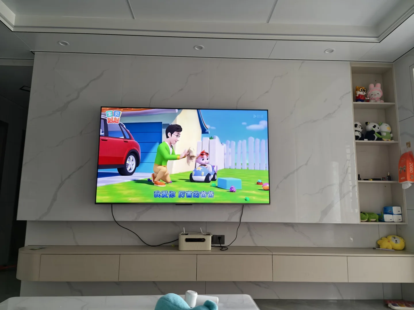 这是我家的新电视电视机