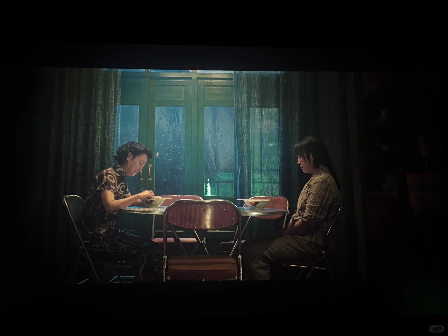 仅凭两张电影票就包场了🤣