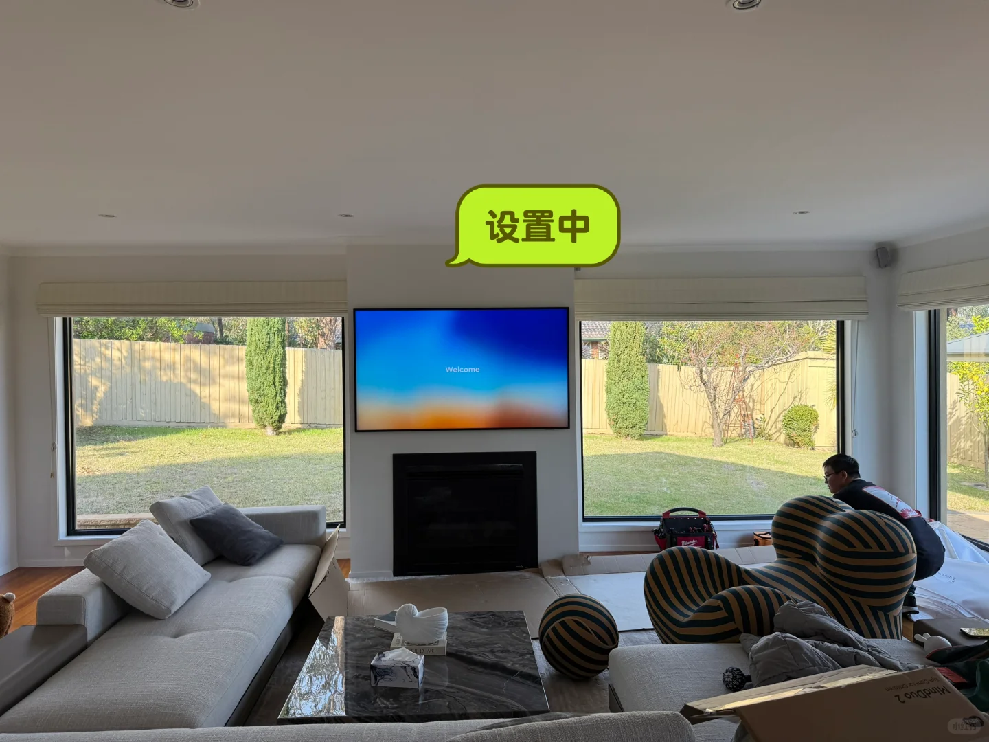 摆脱了黑盒子的画壁电视与壁炉更配