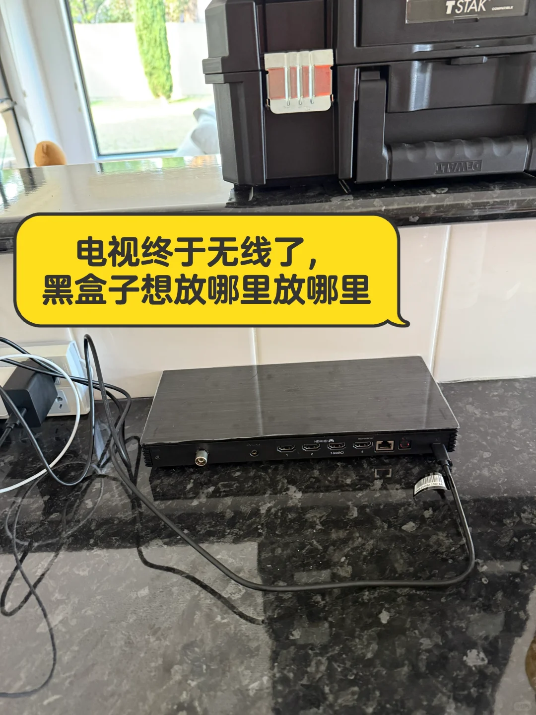 摆脱了黑盒子的画壁电视与壁炉更配