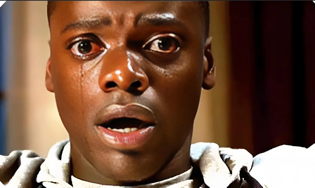 🎬《逃出绝命镇》：高分悬疑电影推荐