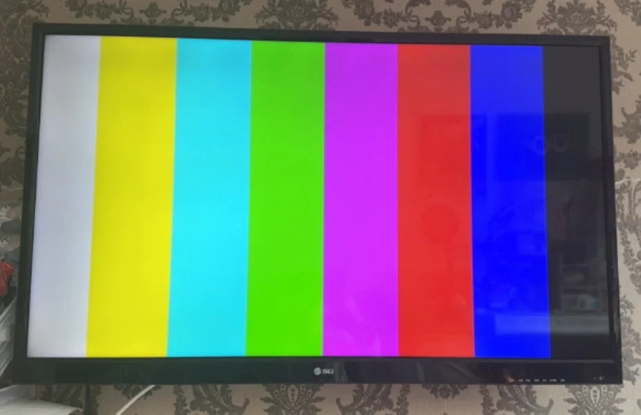 为什么电视盒子总会时不时的出现彩色条纹