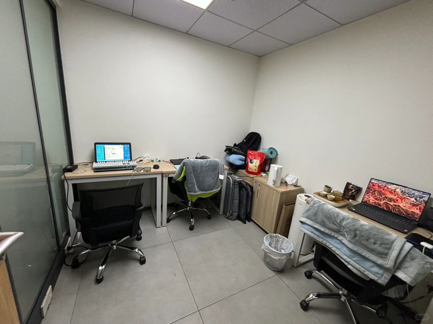 兄弟👬合伙一起开了家服务咨询公司哈哈哈！