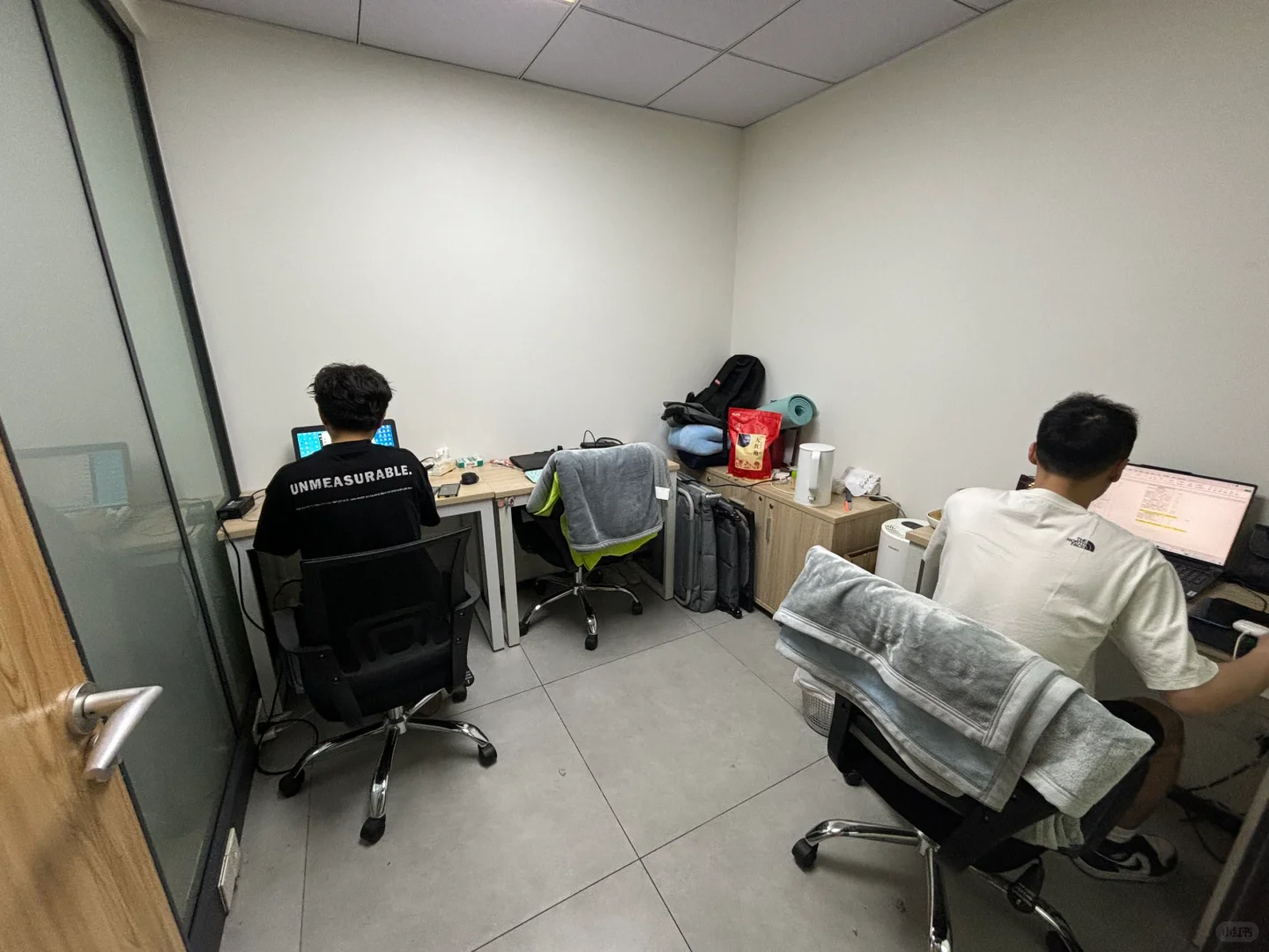 兄弟👬合伙一起开了家服务咨询公司哈哈哈！