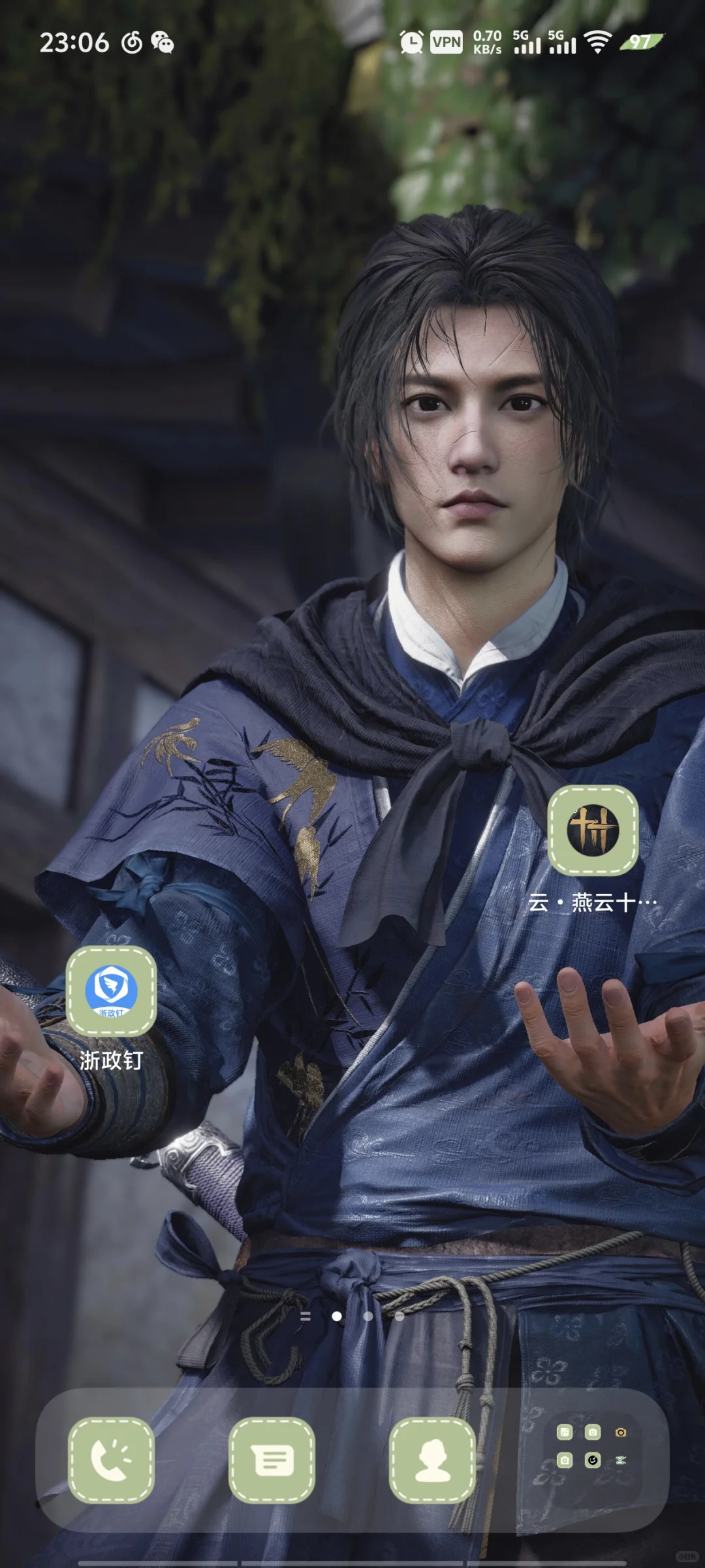 一开手机就看见江叔把东西递我跟前