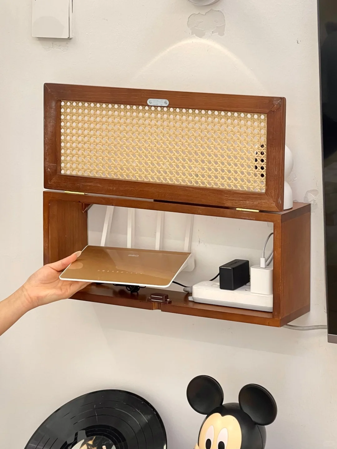 被问爆的电视路由器收纳盒