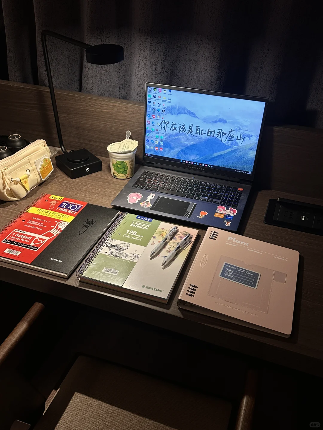 你看 她在大大方方地搞学习