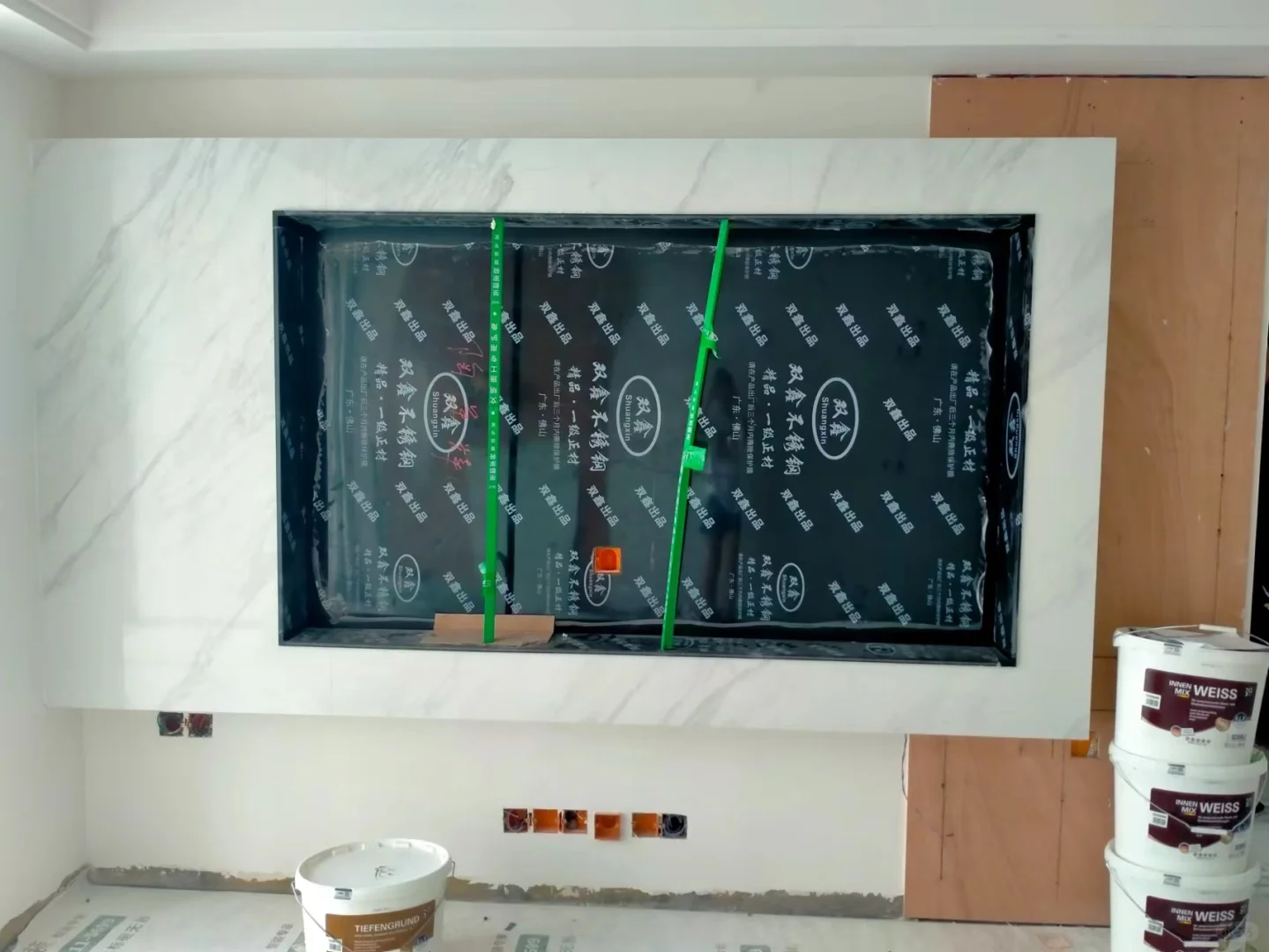 电视背景墙初具雏形