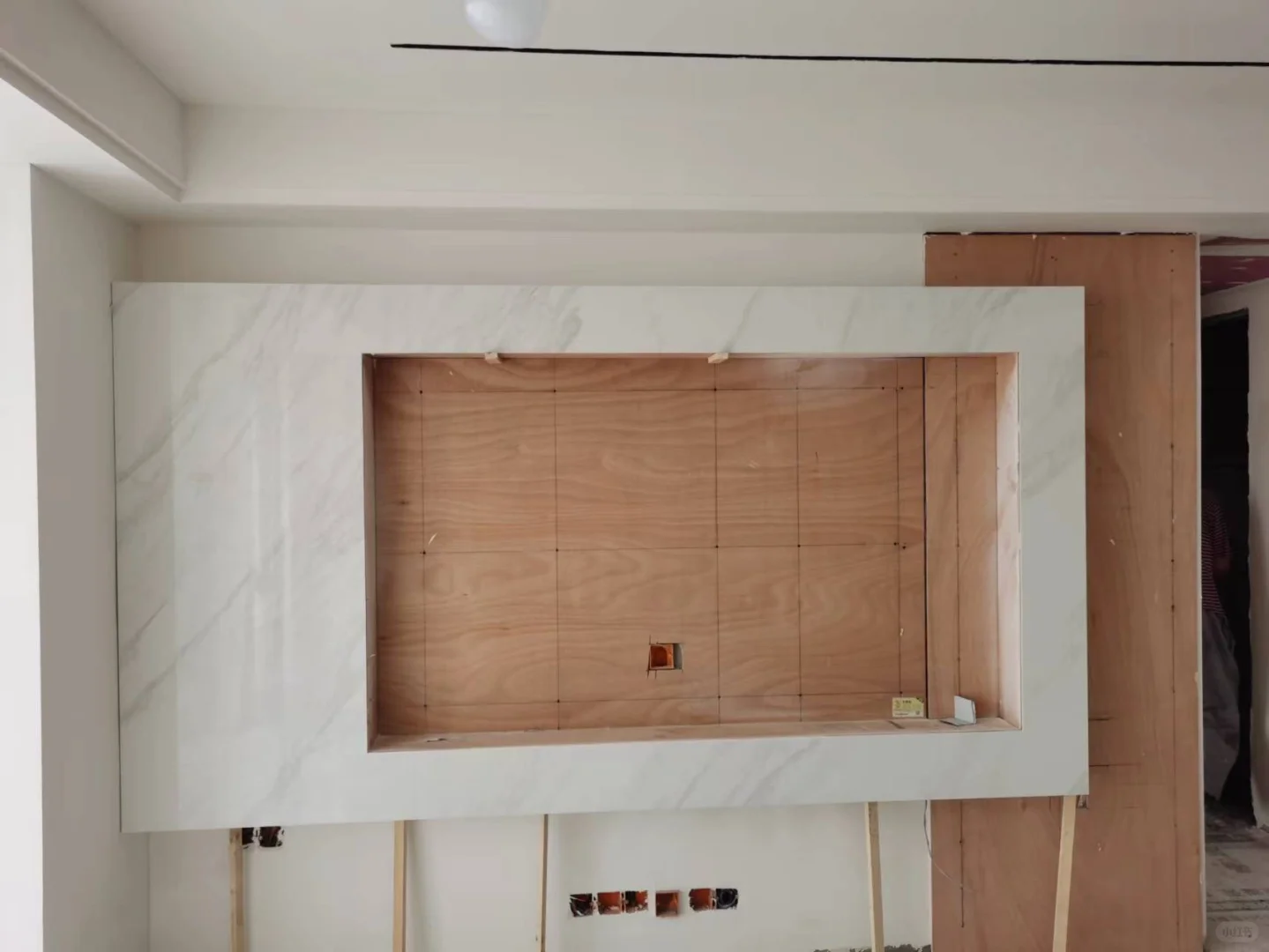 电视背景墙初具雏形