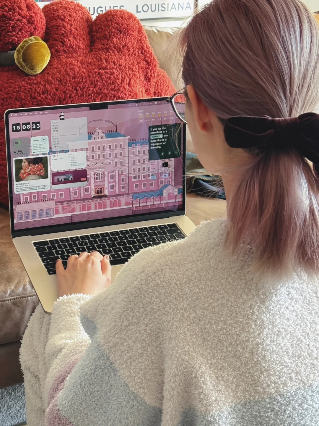 因为电脑桌面太好看被偷拍🥹