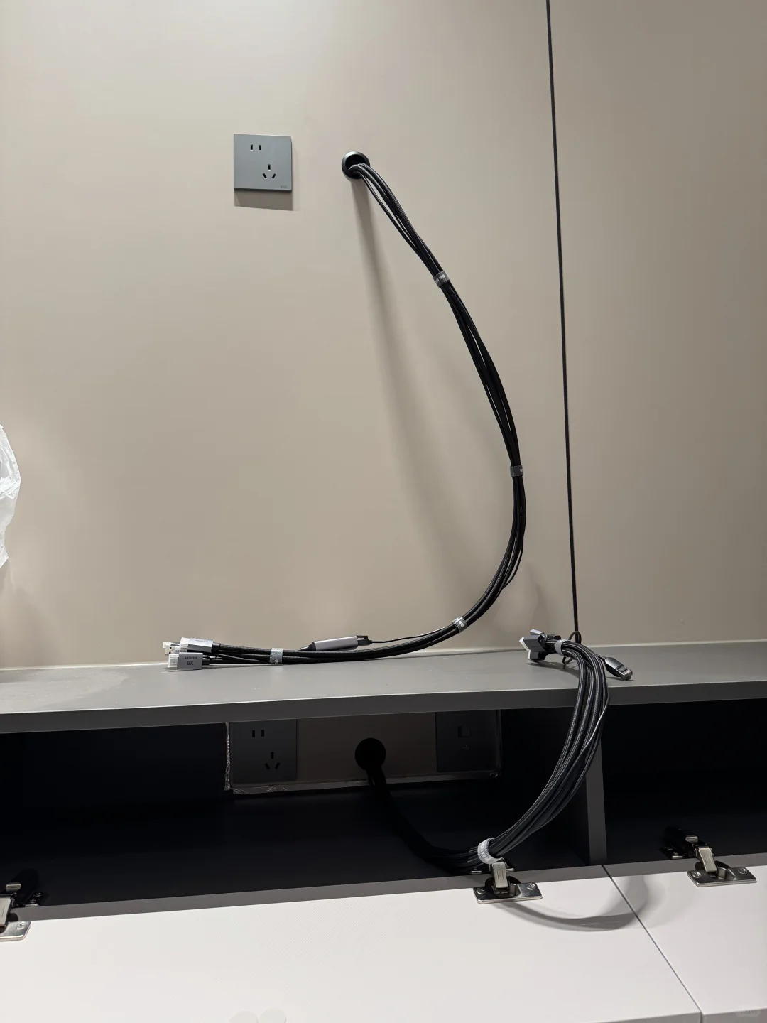 SONY XR-75X90L电视机安装前如何预埋线