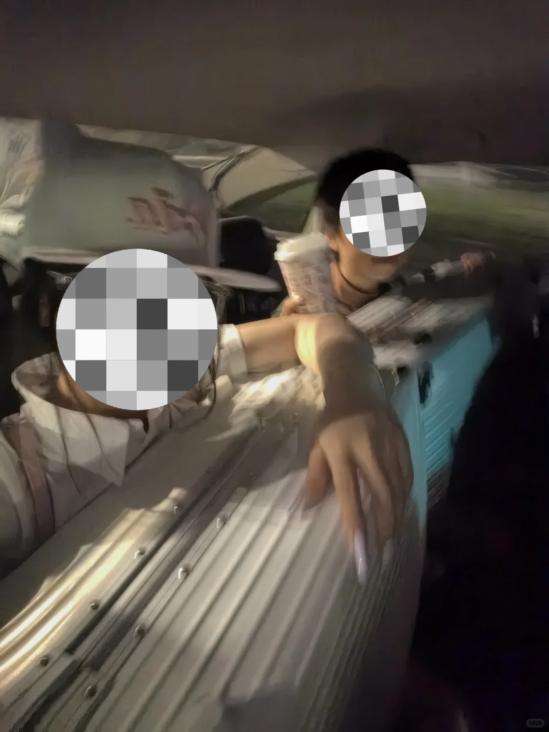 我们做什么了?就这么被赶出来了。!