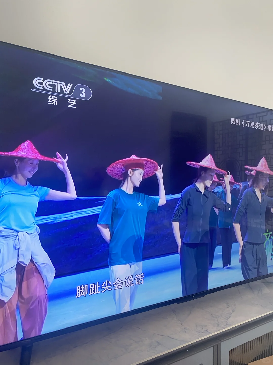 小米电视吃🍉看电视直播推荐老哥大拇指