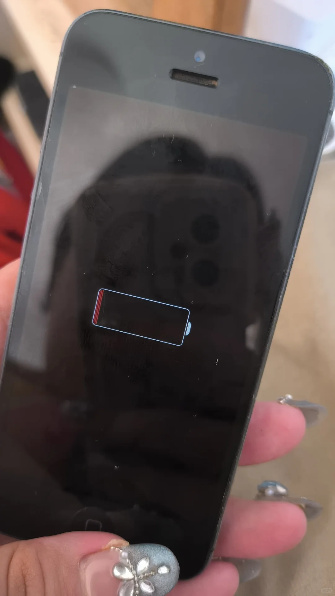 苹果5s这样算充上电了吗