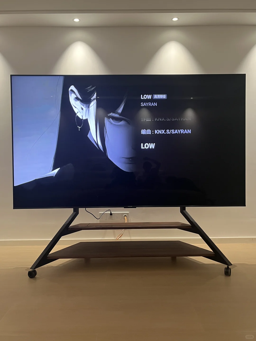 100寸电视机看起来好爽