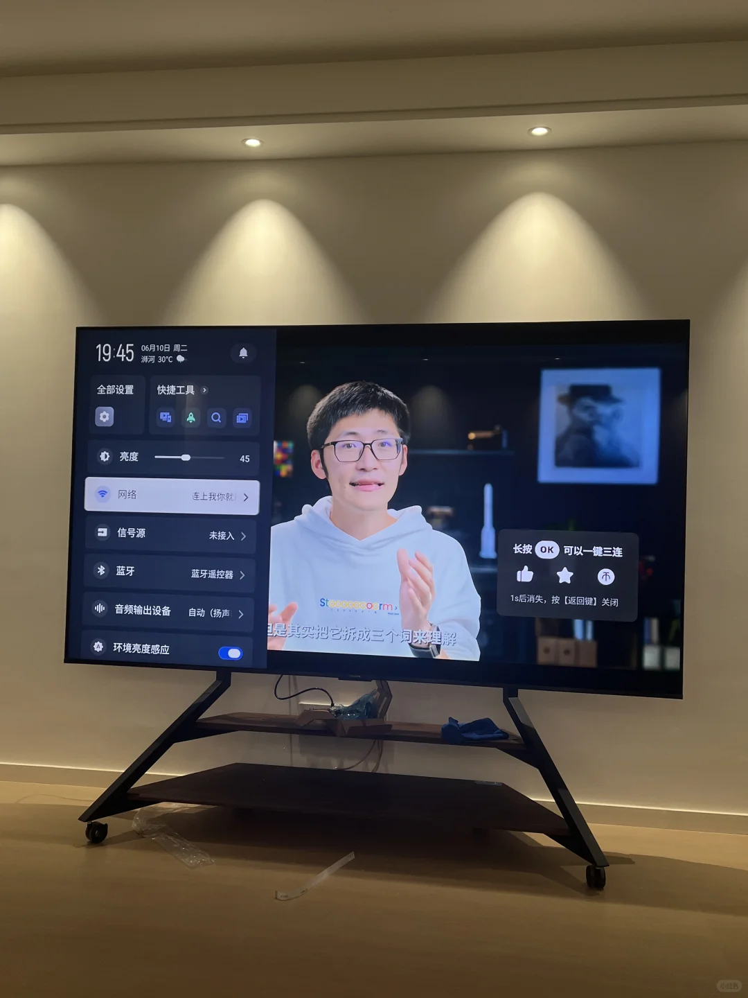 100寸电视机看起来好爽