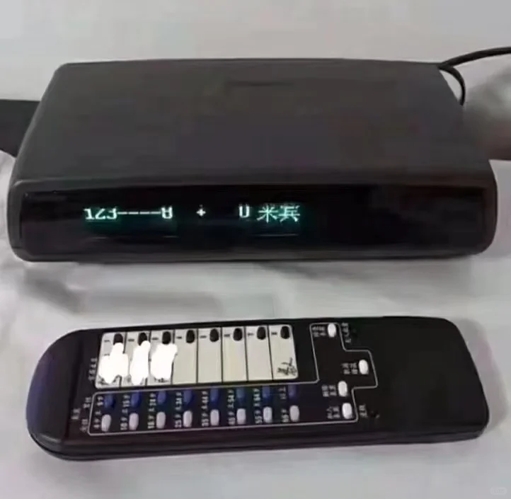 这是一款很少见的电视机顶盒，遥控器上有家