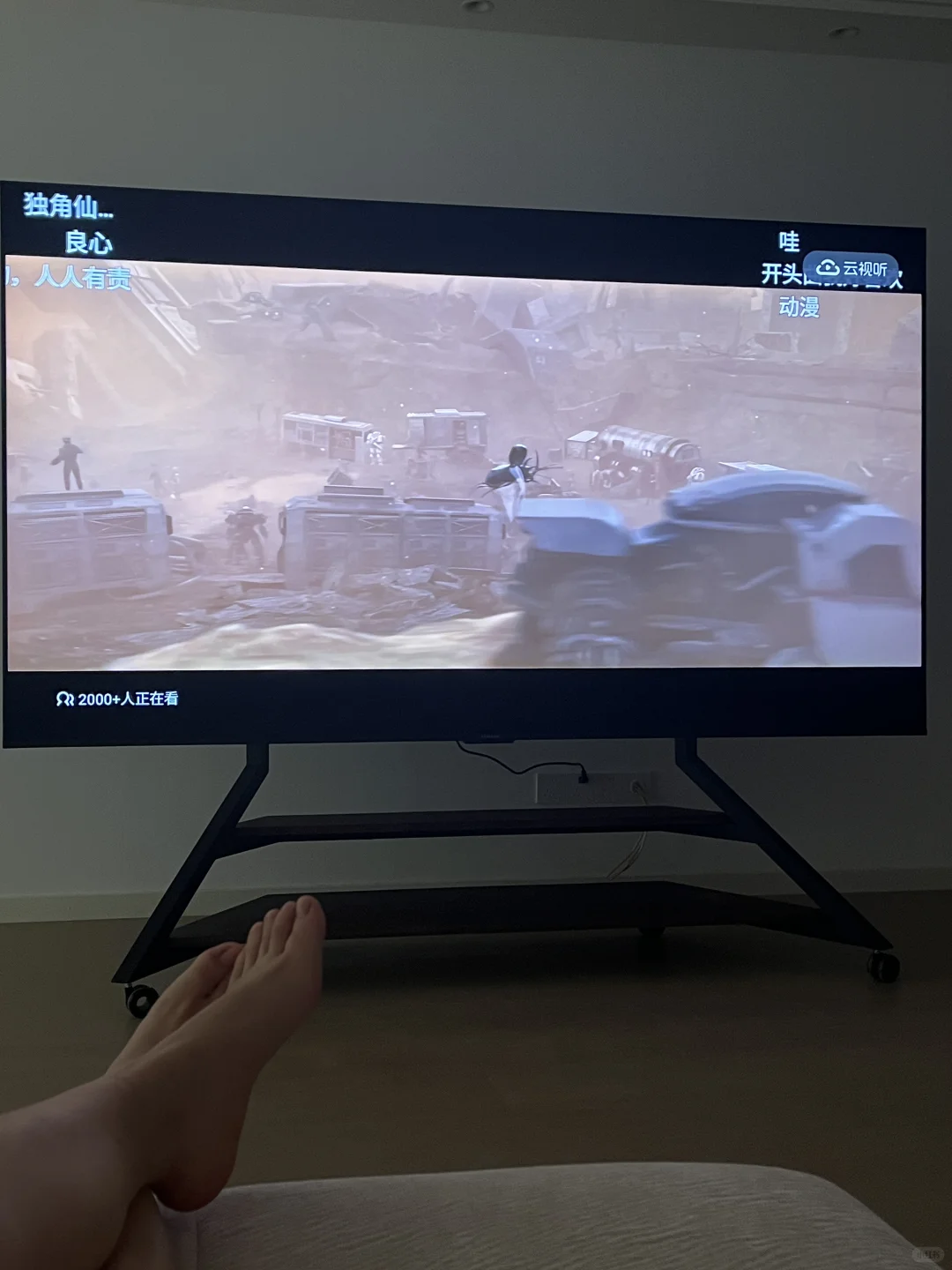 100寸电视机看起来好爽