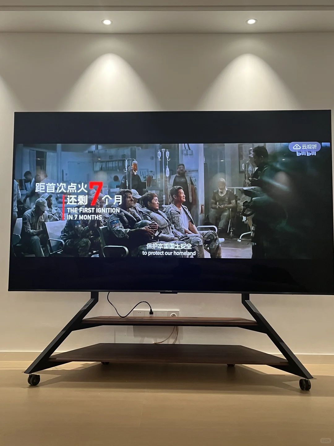 100寸电视机看起来好爽