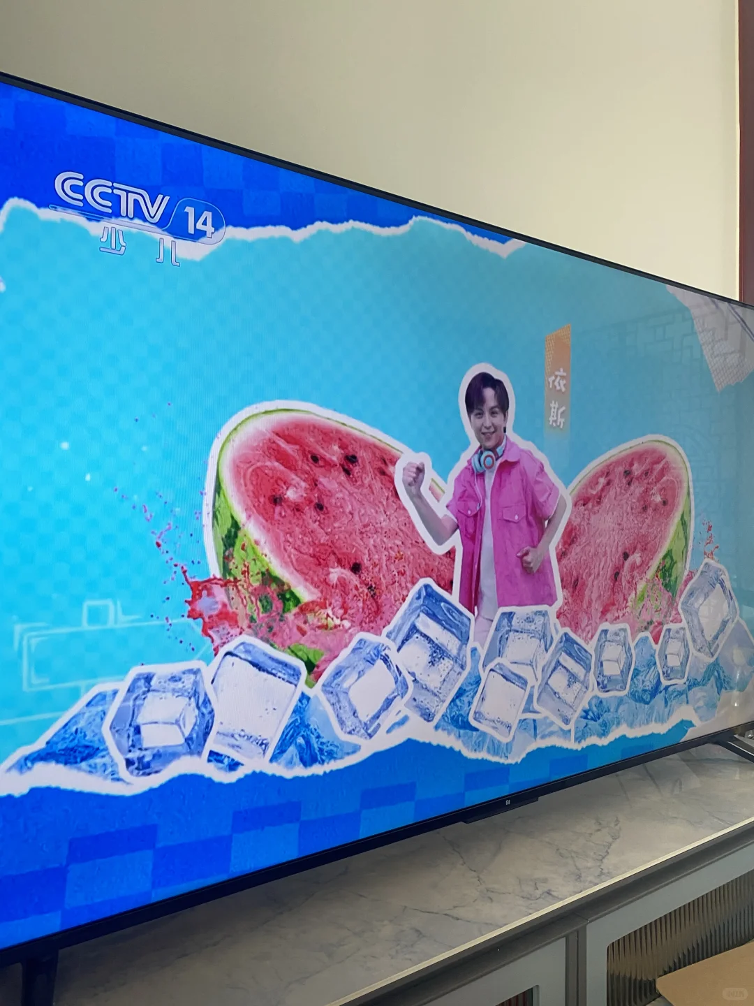 智能电视坐在一起看电视直播有意思的一天