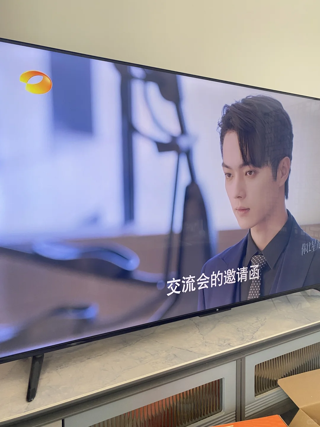 智能电视坐在一起看电视直播有意思的一天