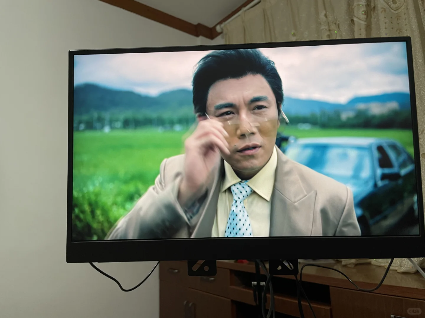 看！我有电视机了！看电视！