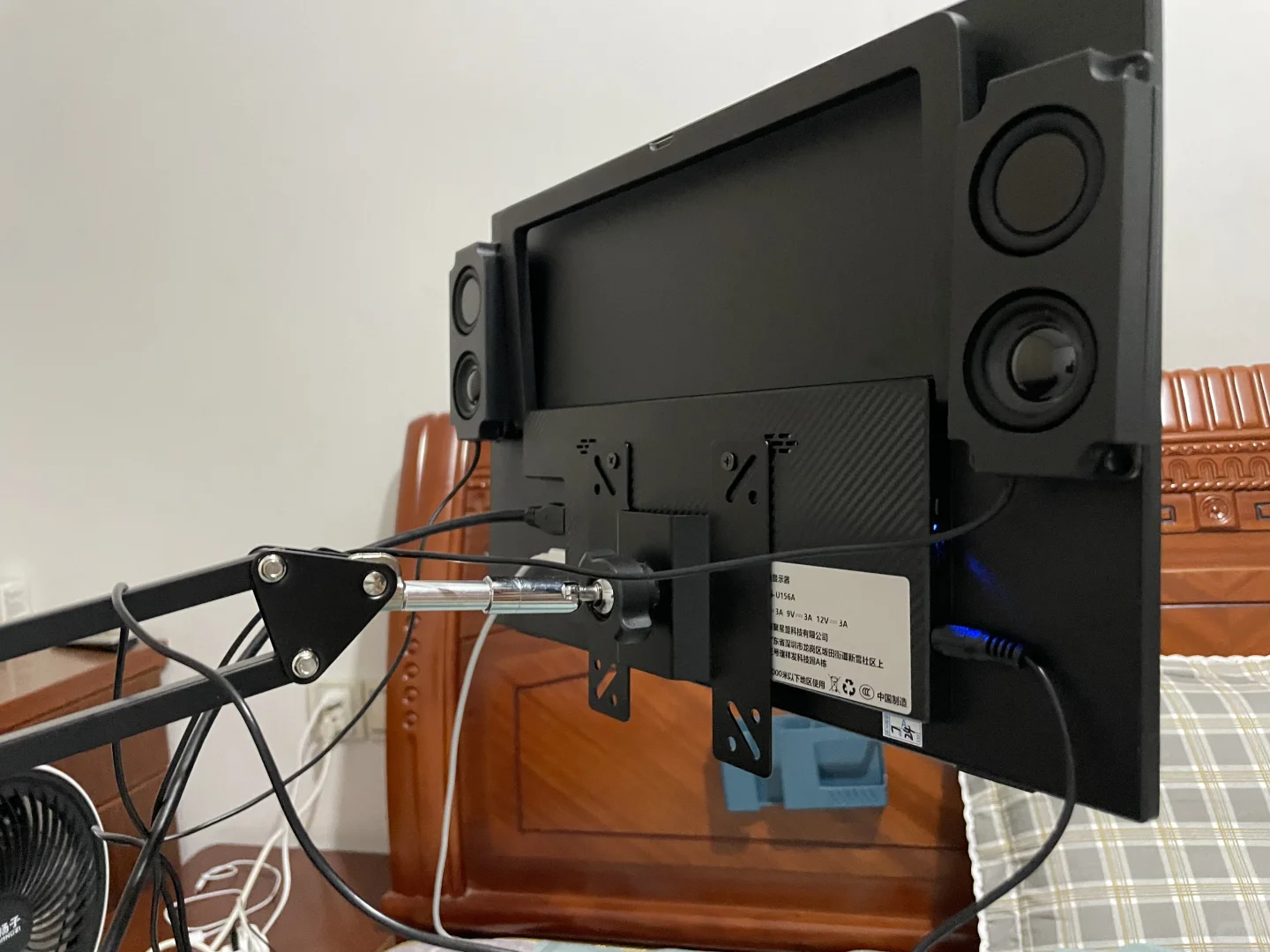 看！我有电视机了！看电视！