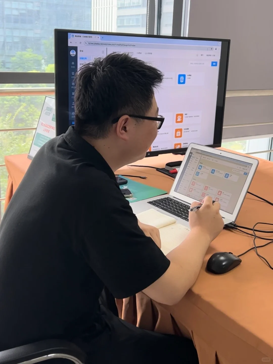 30个人的软件公司，上季度接单90+W...