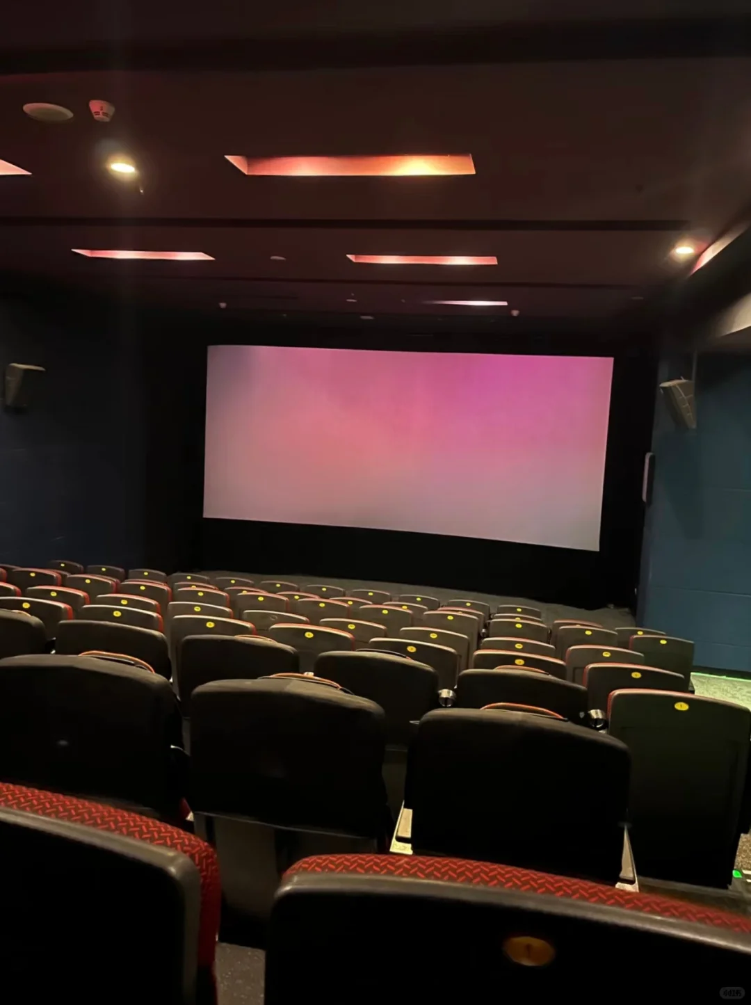 42-黑乎乎的电影院