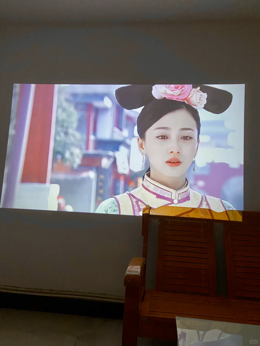 我天呐！太能装了吧！这新投影仪软件好多