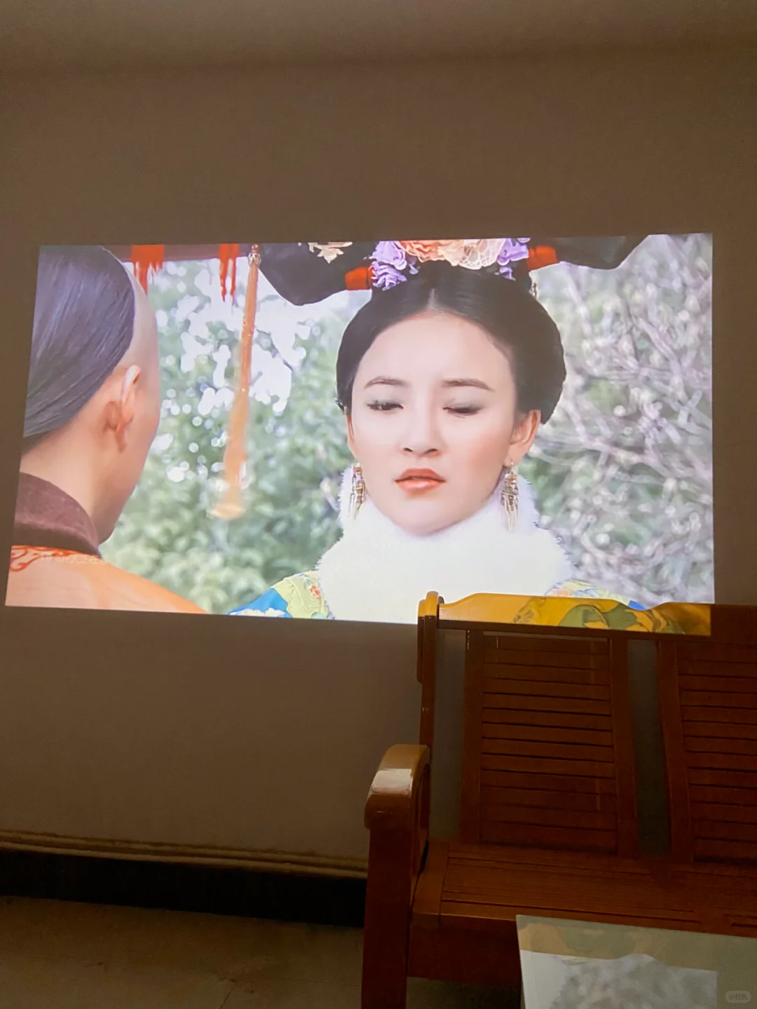 我天呐！太能装了吧！这新投影仪软件好多