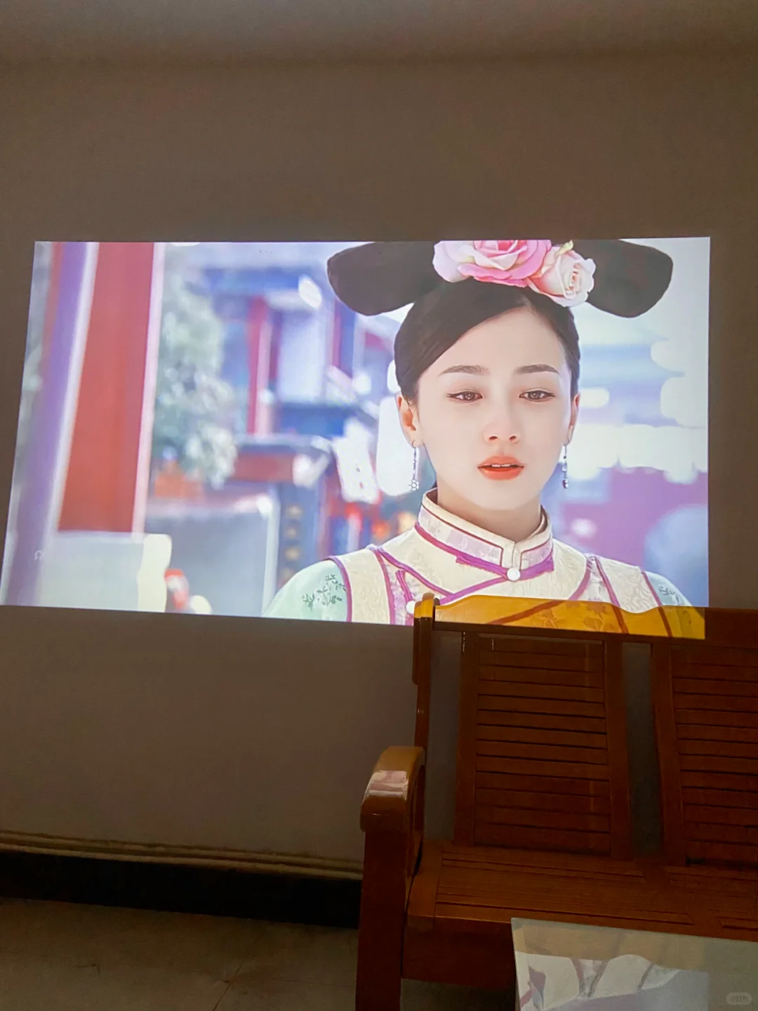 我天呐！太能装了吧！这新投影仪软件好多