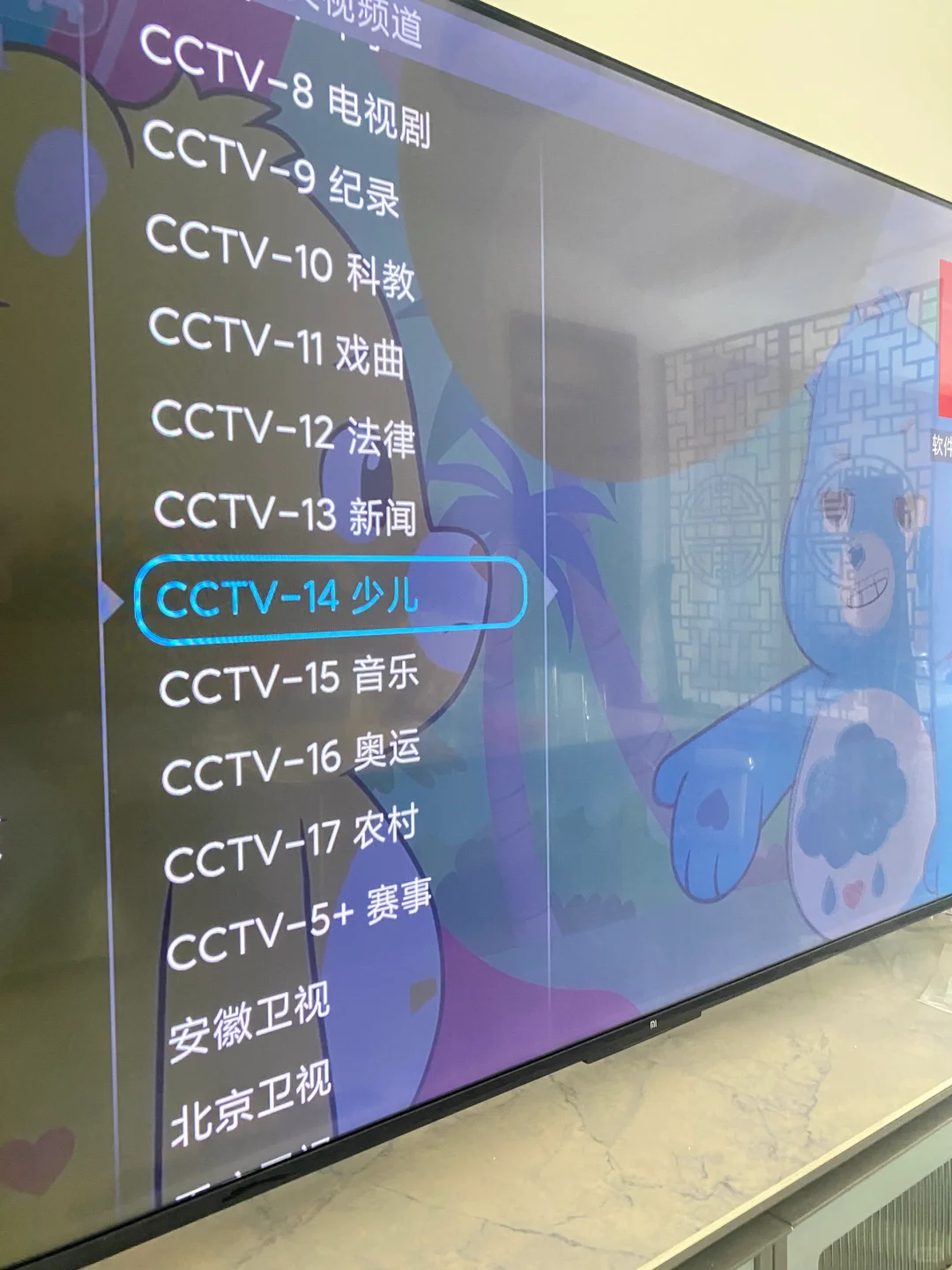 午饭看电视直播边吃边看饭更香智能电视很强