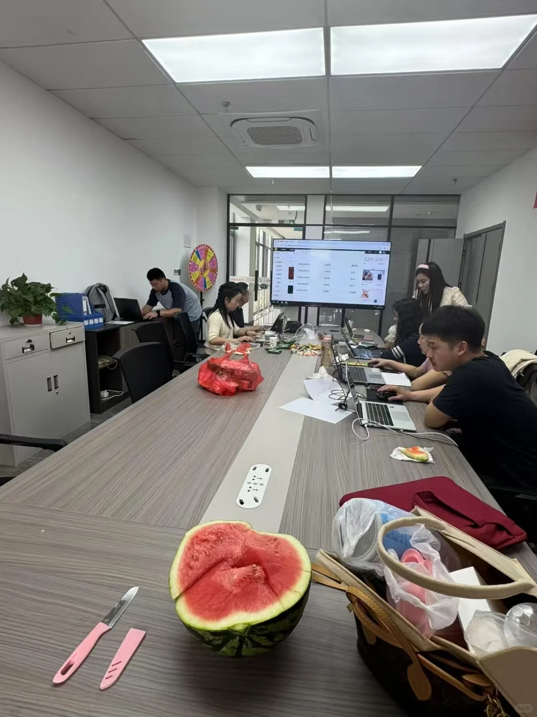 外贸团队越来越大了