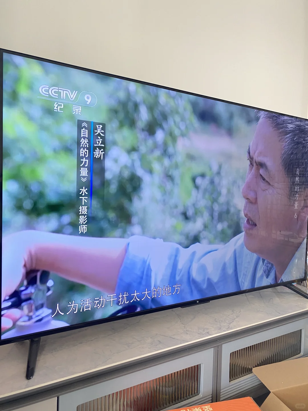 陪父母看电视周五团聚晚上一起唠嗑