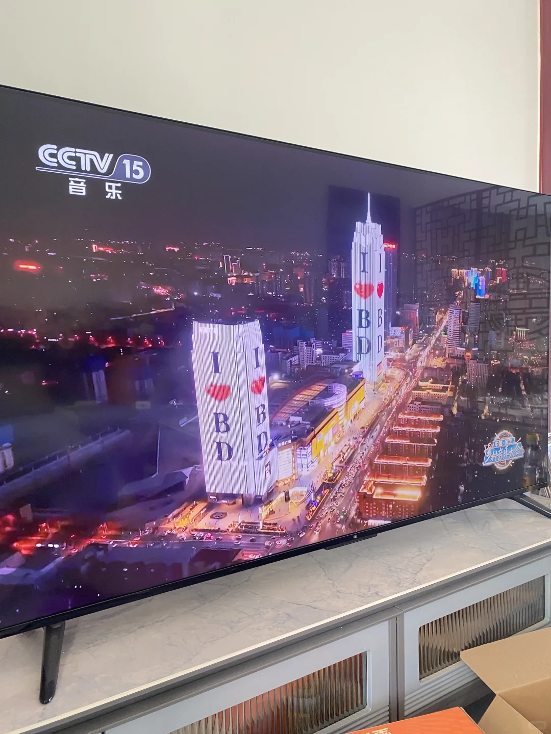 陪父母看电视周五团聚晚上一起唠嗑