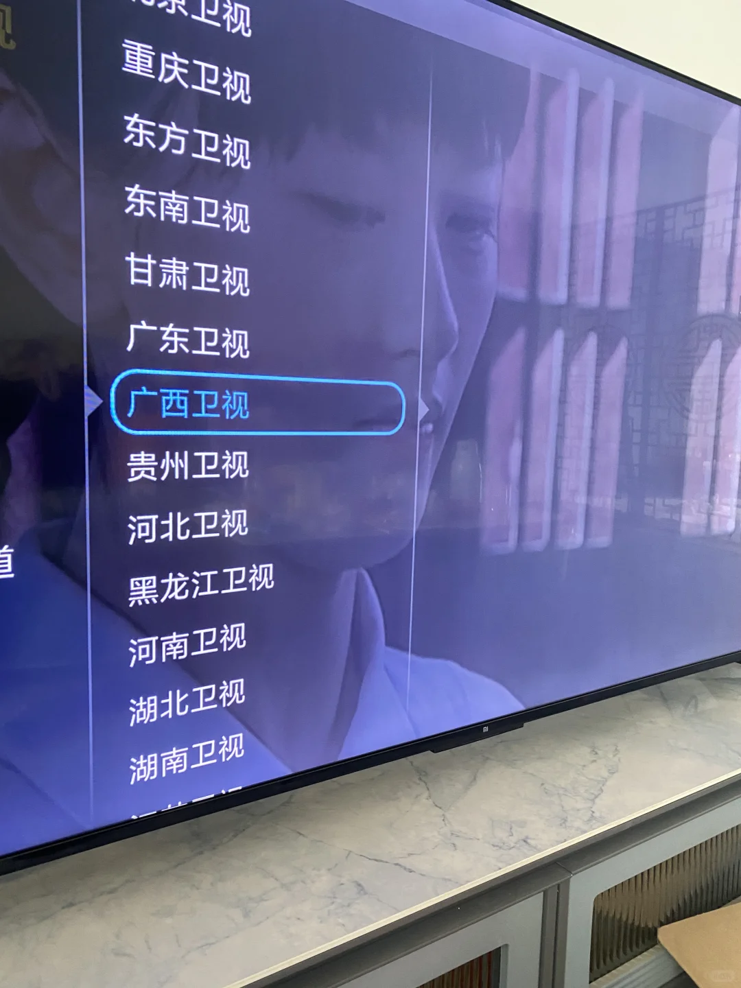 在家看电视度过假期智能电视出力电视直播