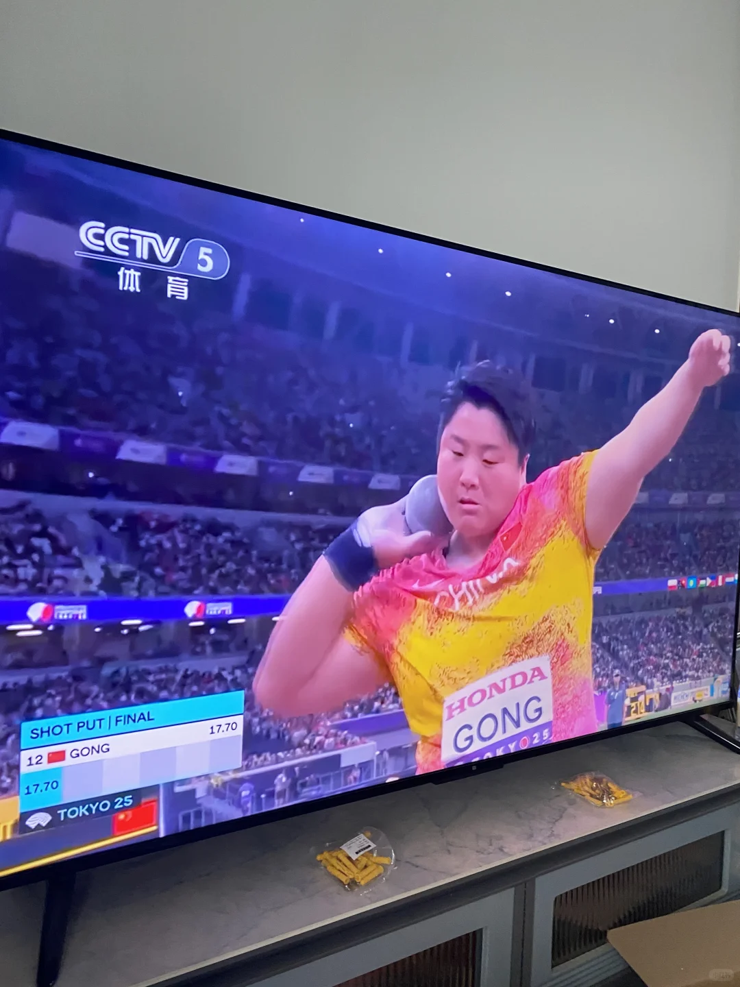 在家看电视度过假期智能电视出力电视直播