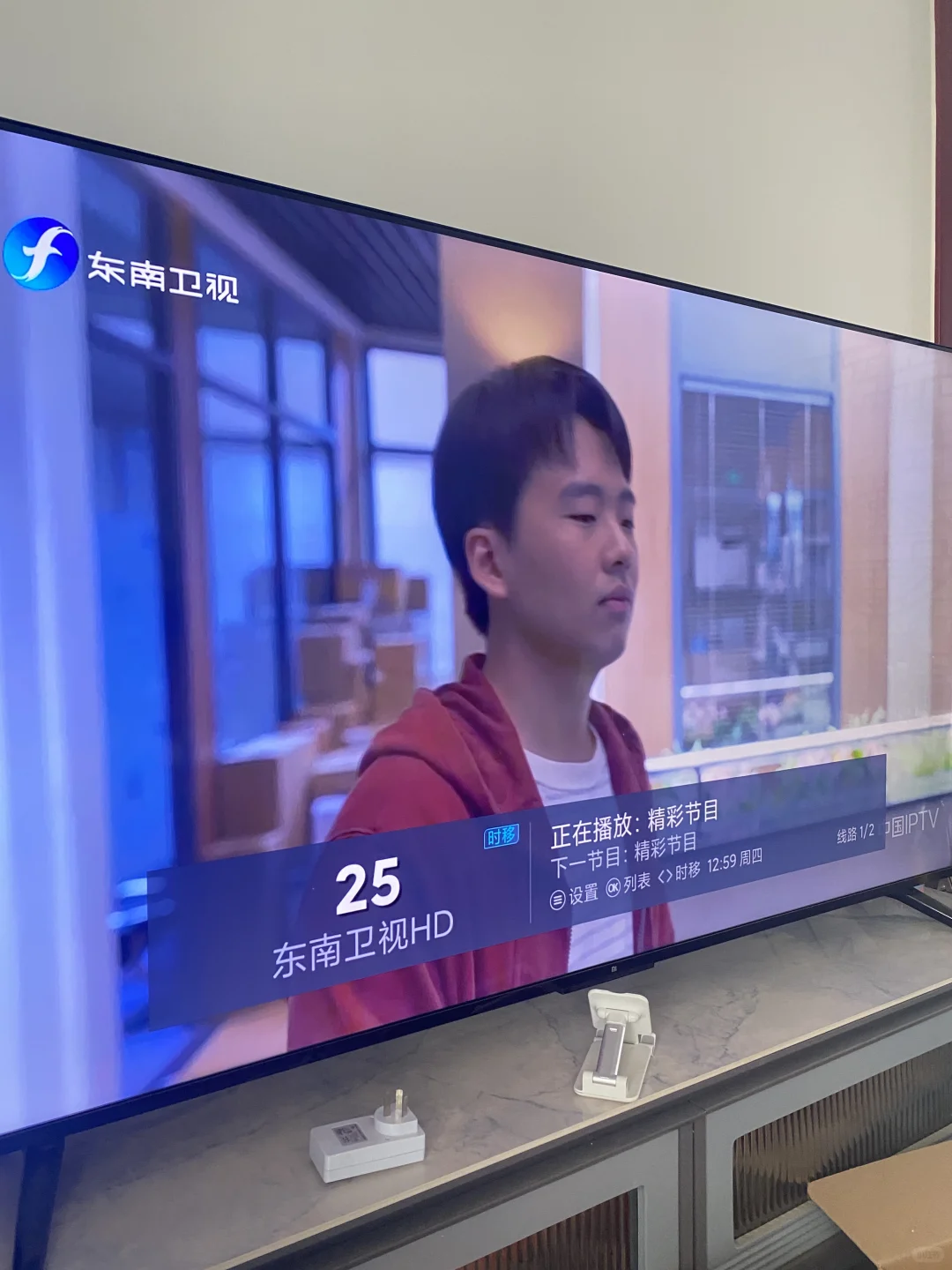 在家看电视度过假期智能电视出力电视直播