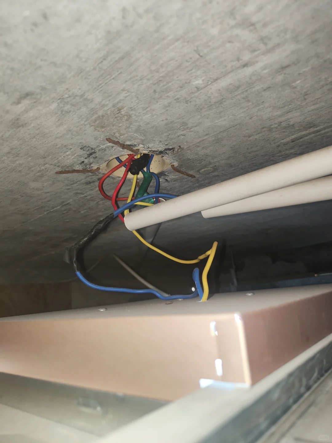 电视线抽不动光纤进不来，拆了n个天花