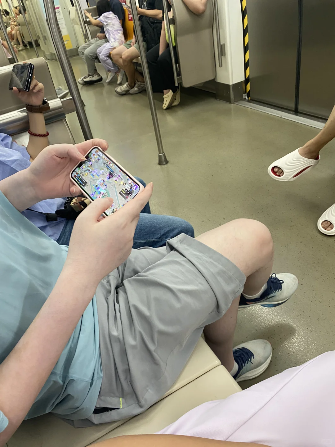 这游戏玩的人还是很多的啊❗❗地铁上看到的
