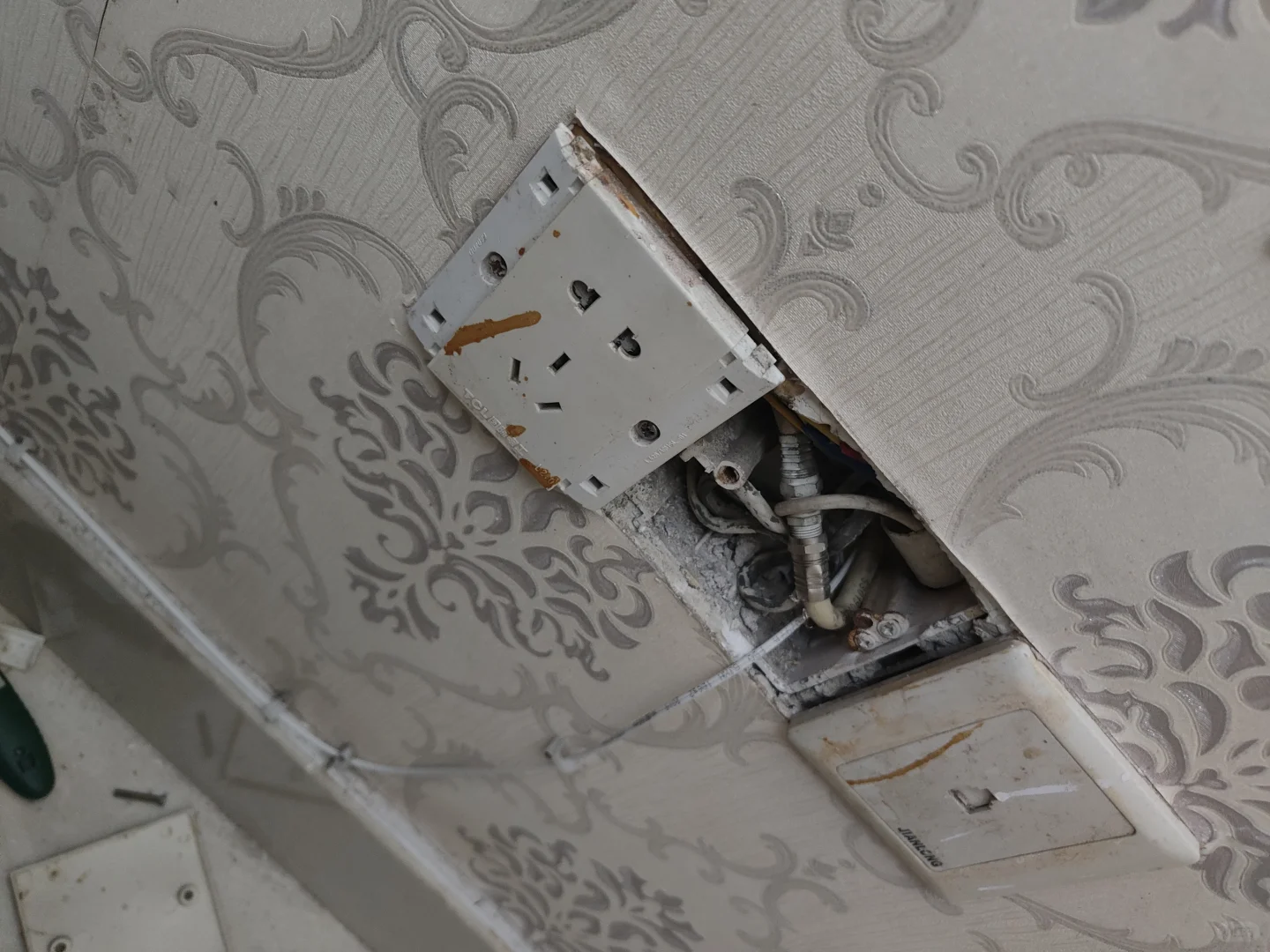 电视线抽不动光纤进不来，拆了n个天花