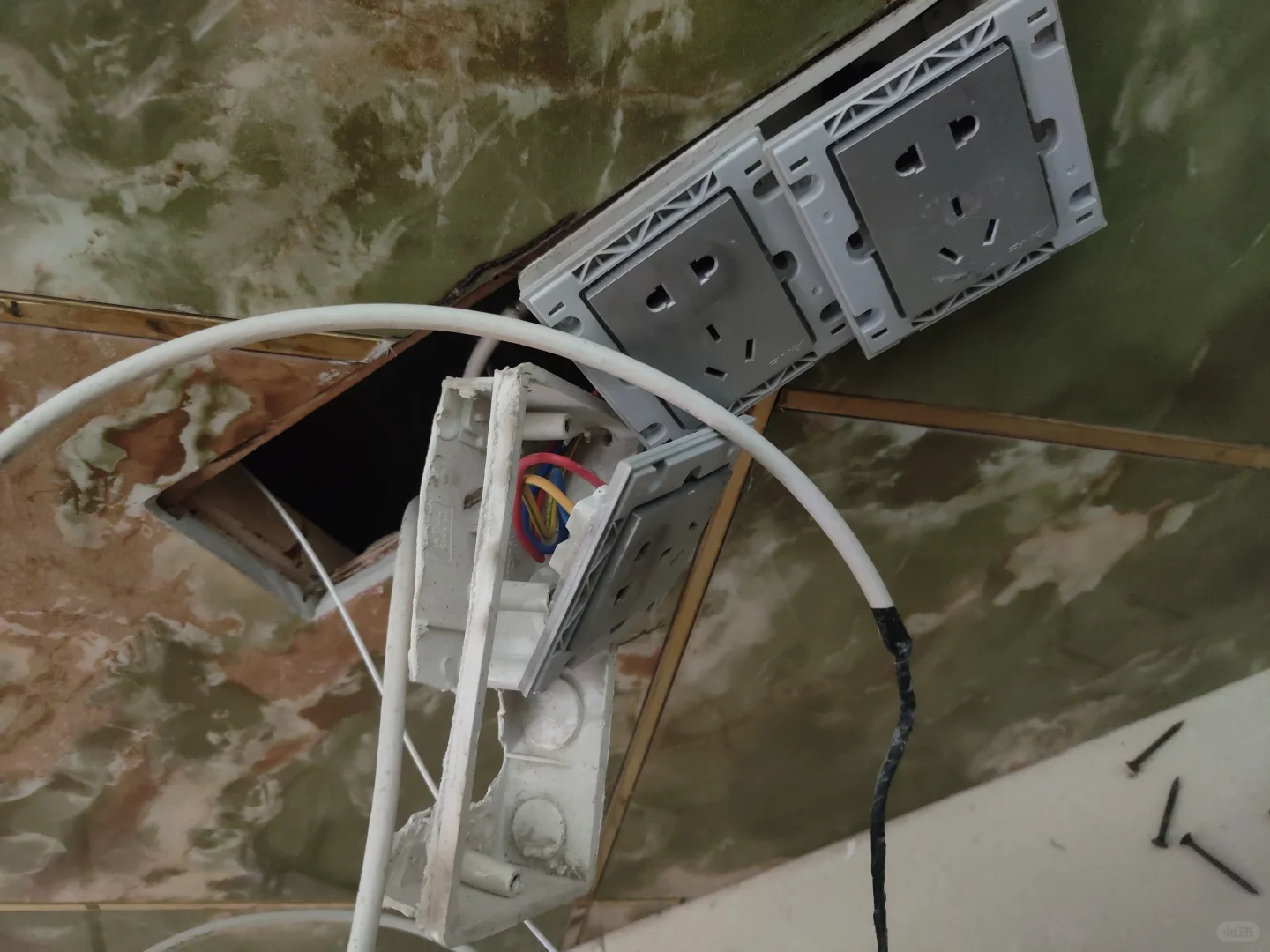 电视线抽不动光纤进不来，拆了n个天花