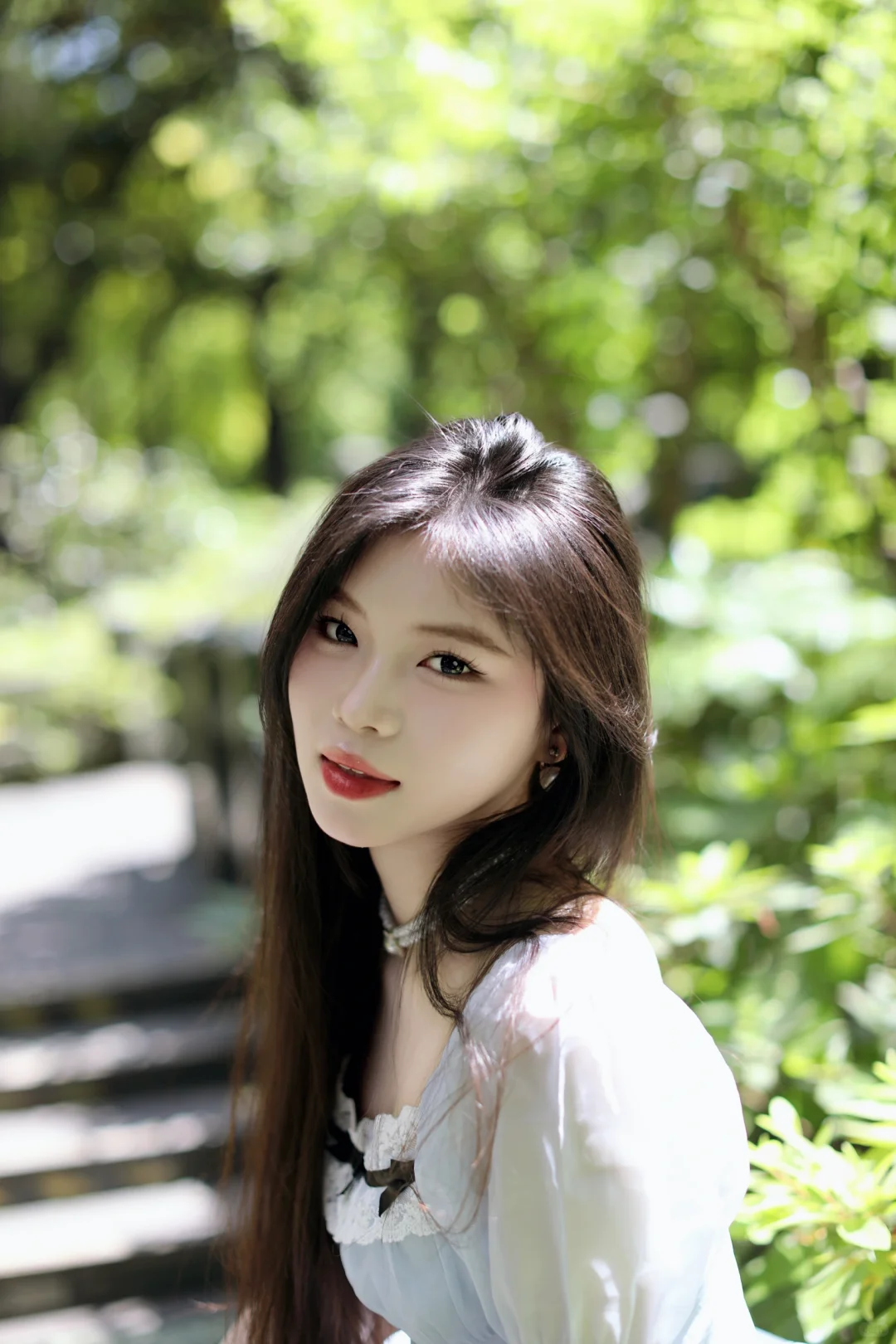 蔷薇香中美人绽