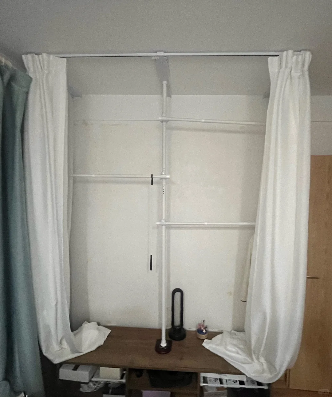 搭在电视柜上的顶天立地衣柜