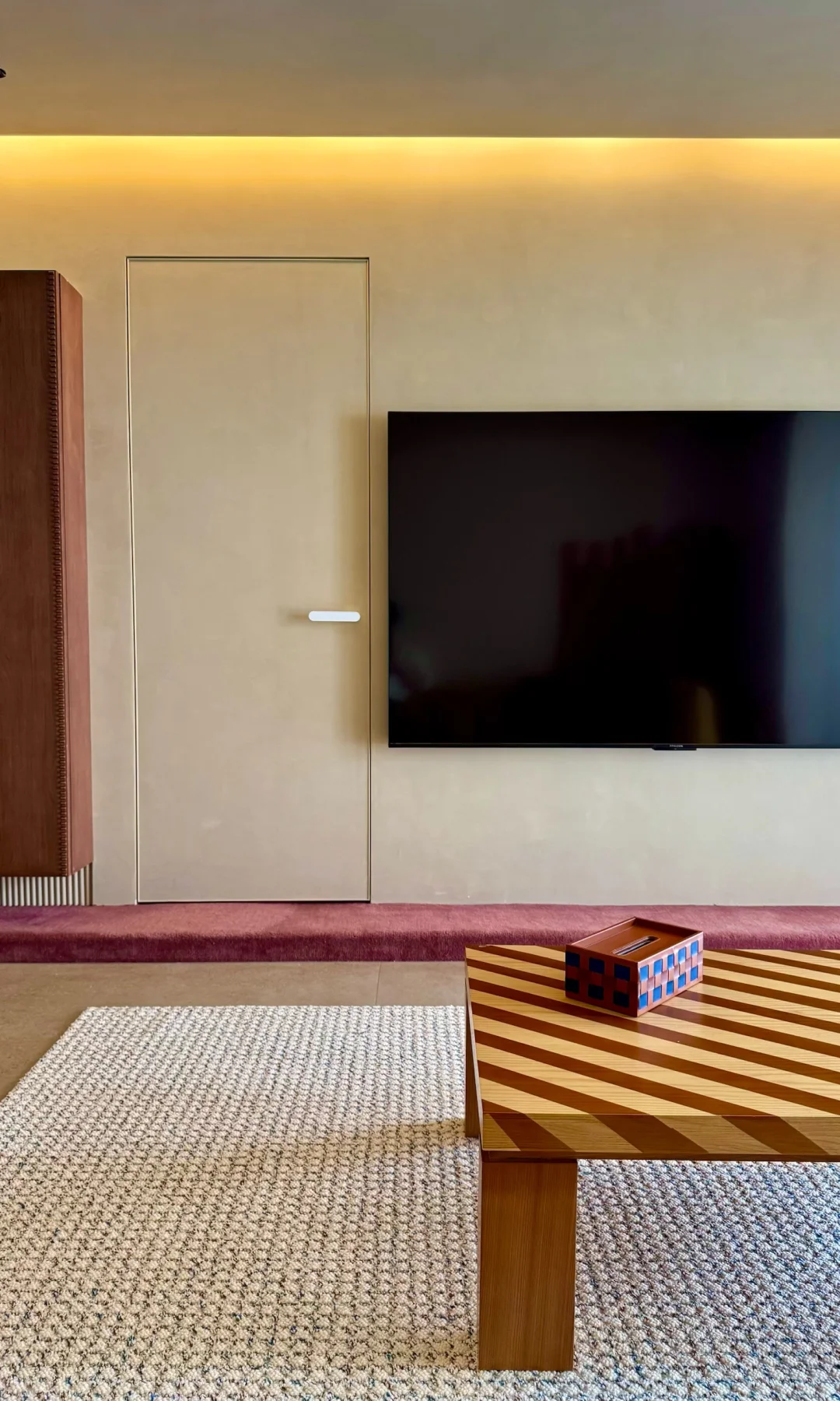 邻居冲进我家大喊，你家电视的线藏哪去了？🤯