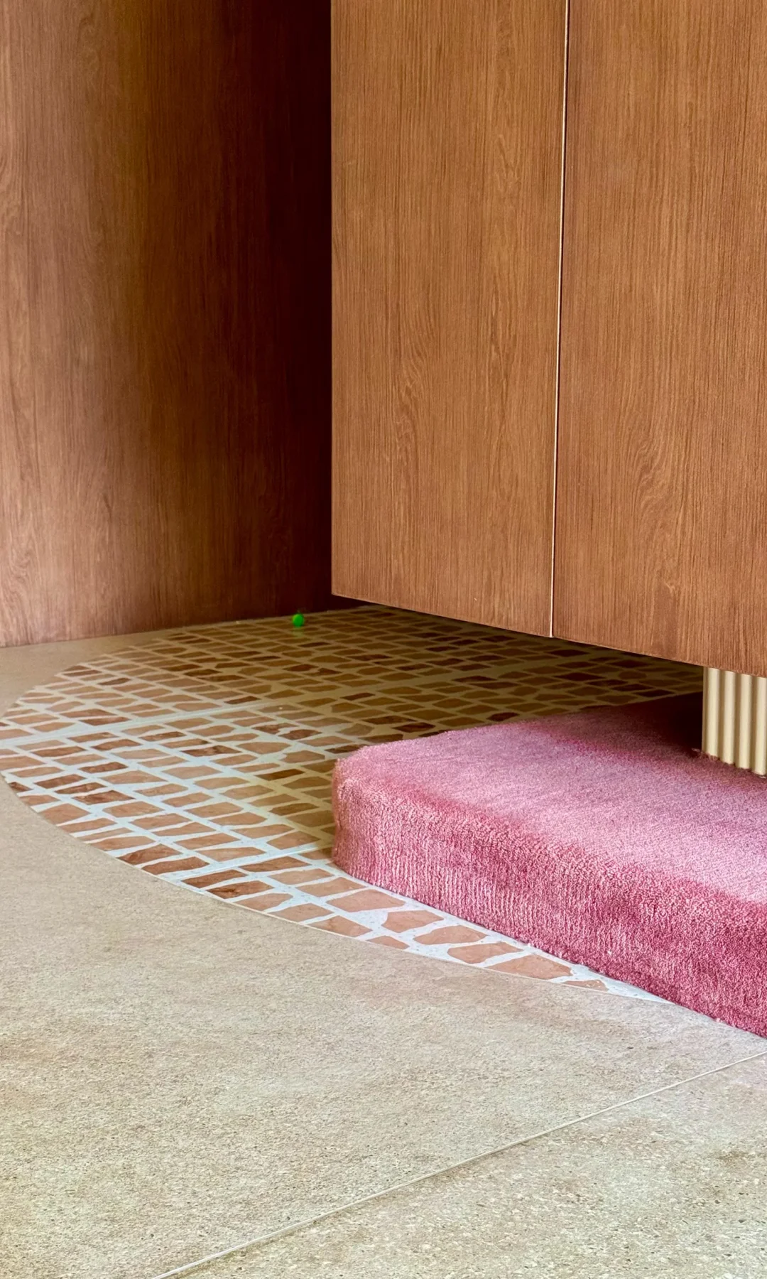 邻居冲进我家大喊，你家电视的线藏哪去了？🤯