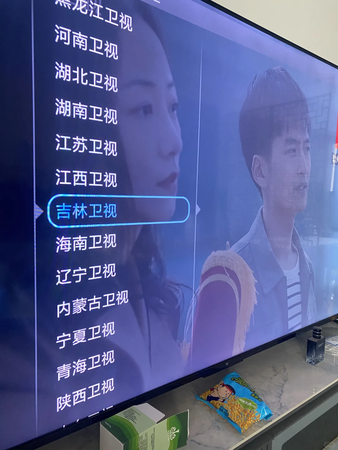 周末智能电视该忙活起来了在家看电视不错